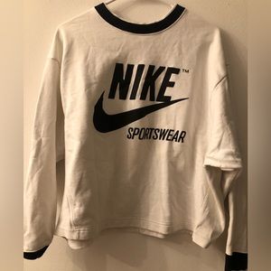 Women’s Nike sweatshirt Medium